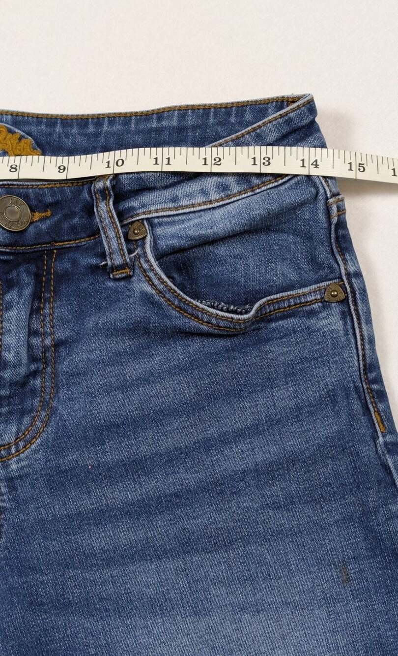 KUT from the Kloth Katy Boyfriend Denim Shorts Medium Wash Cuffed Raw Hem Size 2 - Picture 6 of 14